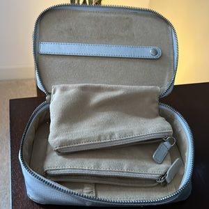 $5 or FREE GIFT W/BUNDLE of 2+ items Silver Crate&Barrel zip jewelry case 🤍